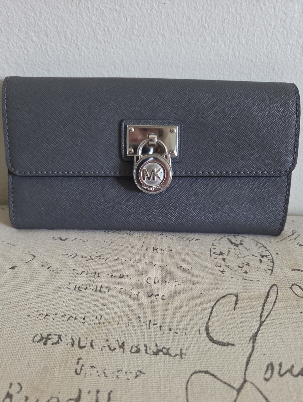 Michael Kors Hamilton Pearl-Gray Leather Wallet Silver MK Lock